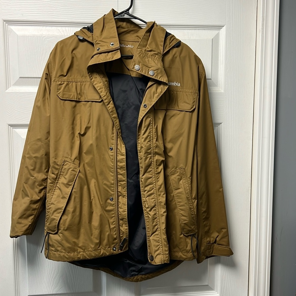 Men’s Columbia rain coat medium